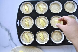 Apfelscheiben in Muffin Teig geben für Apfel Muffins