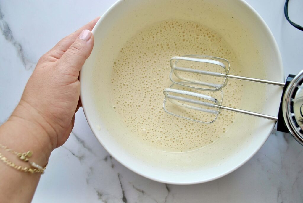 Eier mit Zucker schaumig aufschlagen