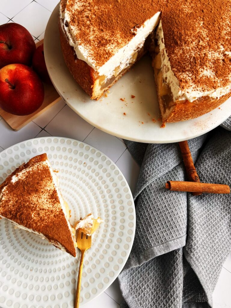 Apfeltorte mit Sahne und Zimt