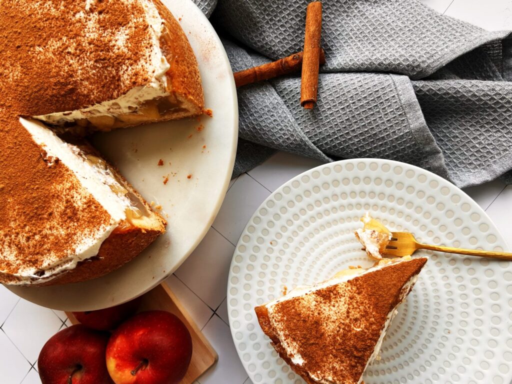 Apfeltorte mit Sahne und Zimt