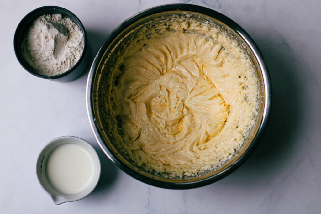 versunkener Apfelkuchen Mehl und Milch hinzu