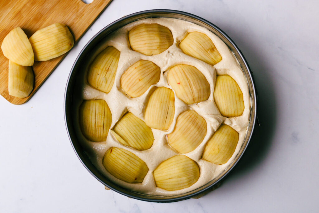 versunkener Apfelkuchen bereit zum Backen