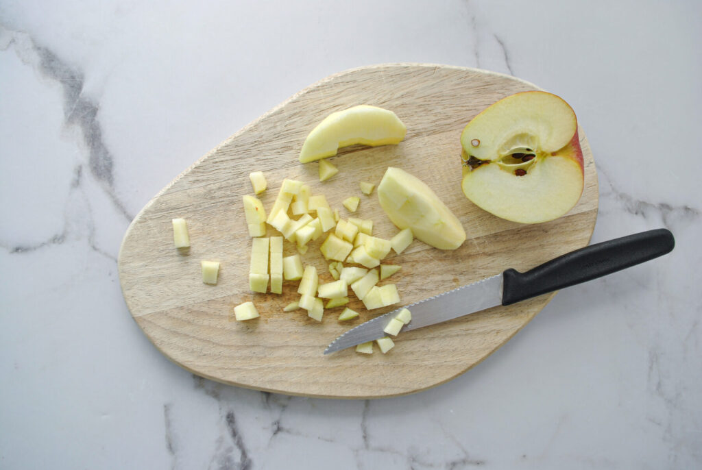 Apfel in kleine Stücke schneiden für Apfel Muffins mit Streusel