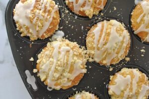 Apfel Muffins mit Streusel und Zuckerguss