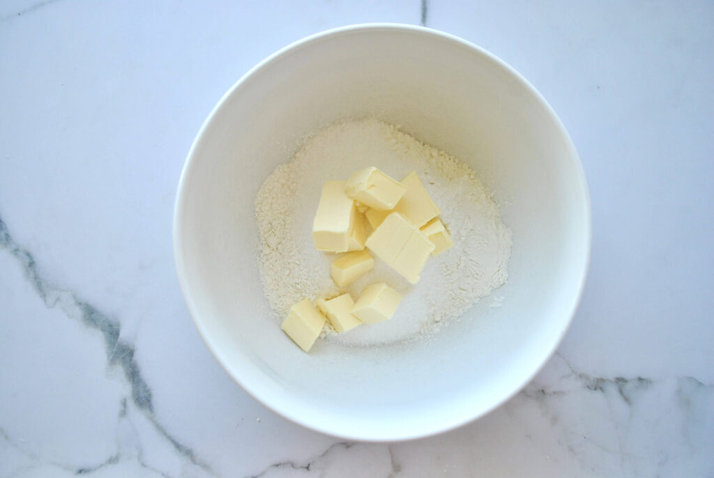 Butter, Zucker und Mehl zu Streuseln vermengen für Apfel Muffins mit Streusel