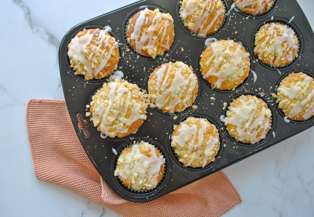 Apfel Muffins mit Streusel und Zuckerguss