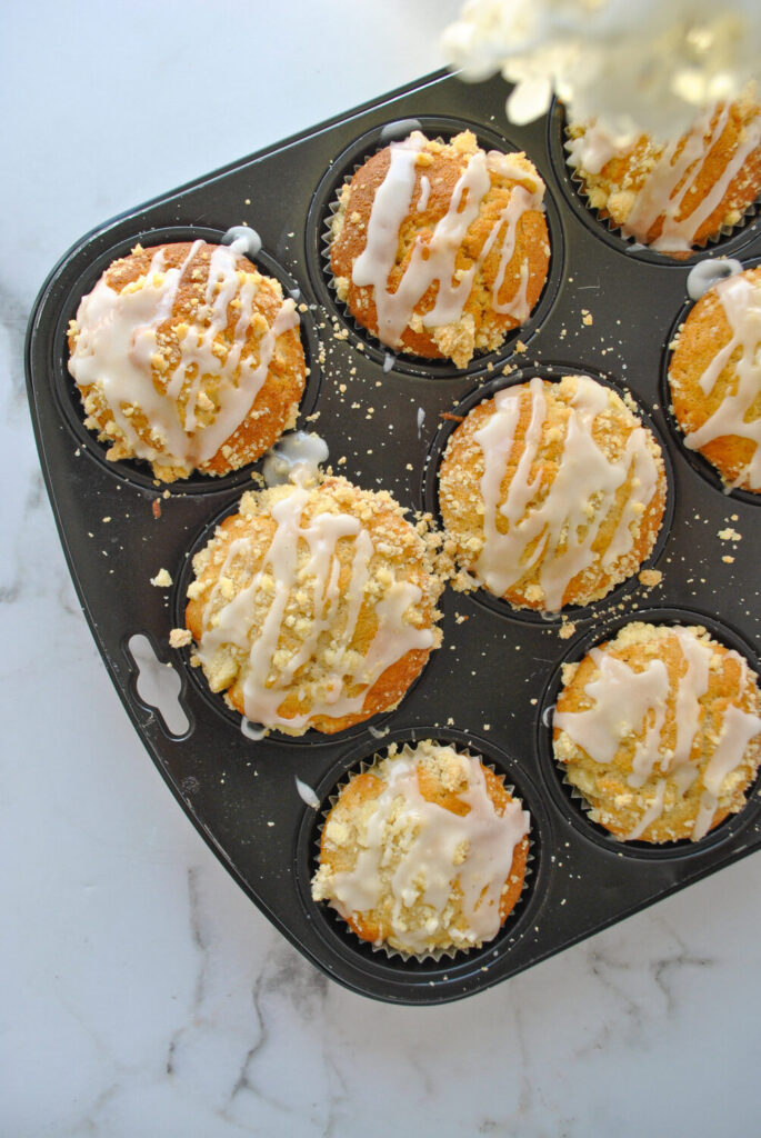 Apfel Muffins mit Streusel und Zuckerguss