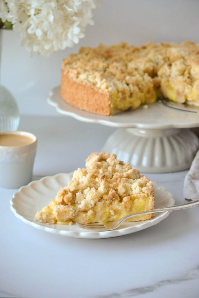 Apfelkuchen mit Vanillepudding und Streusel