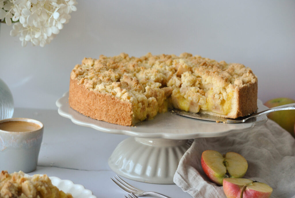 Apfelkuchen mit Pudding und Streusel