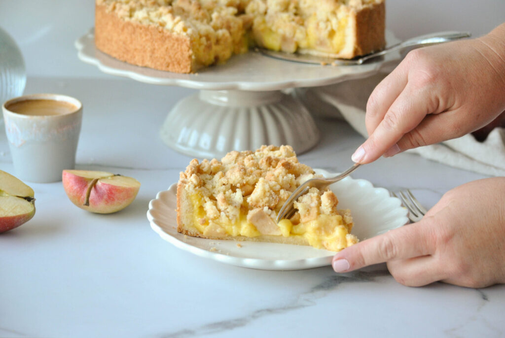 Apfelkuchen mit Pudding und Streusel