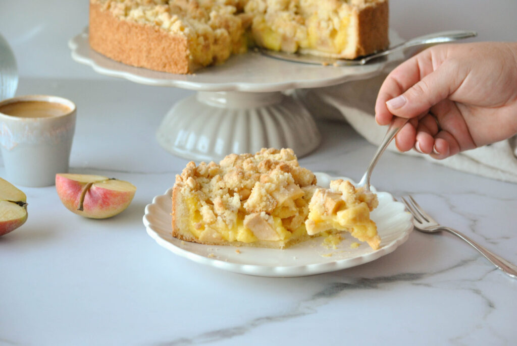 Apfelkuchen mit Vanillepudding und Streusel