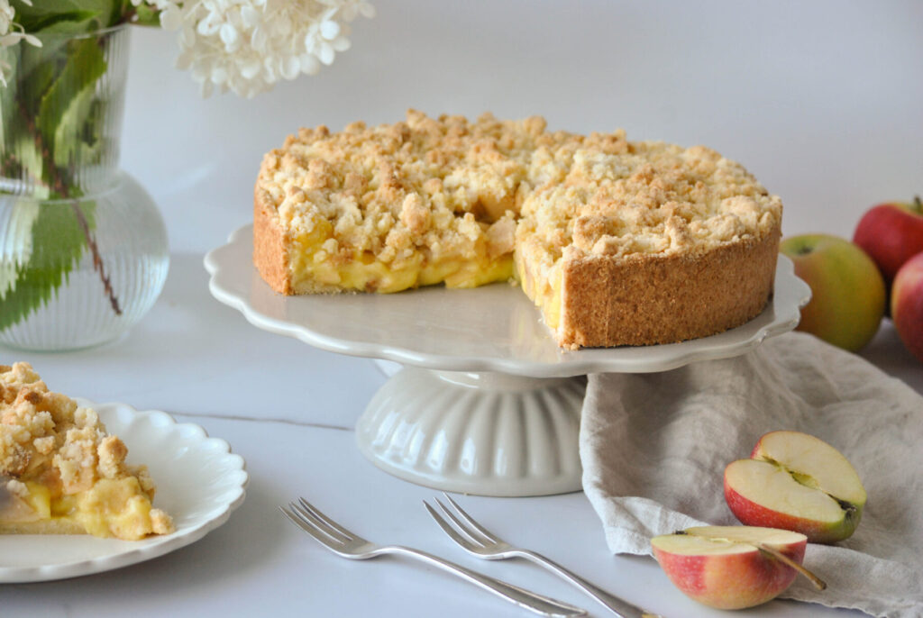 Apfelkuchen mit Vanillepudding und Streusel