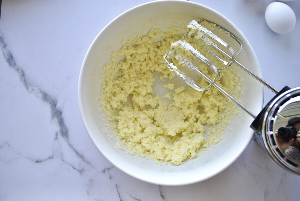 Butter mit Zucker aufschlagen für Apfelmuskuchen