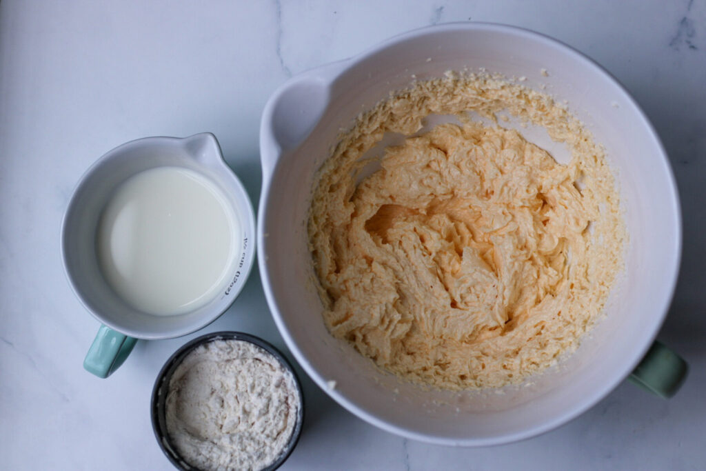 Milch und Mehl hinzu Apfelkuchen Kastenform Rezept