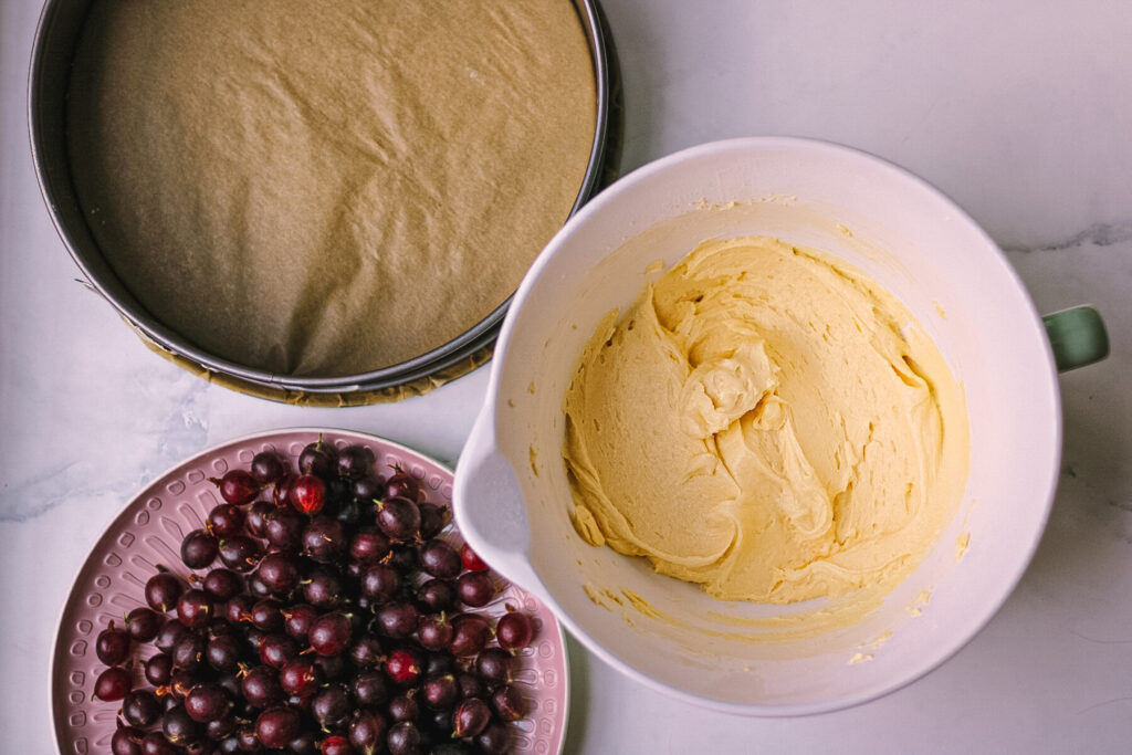 Teig einfüllen Stachelbeerkuchen mit Baiser