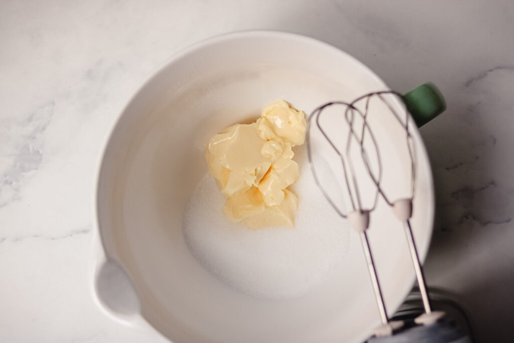 Zucker und Butter für Stachelbeerkuchen mit Baiser