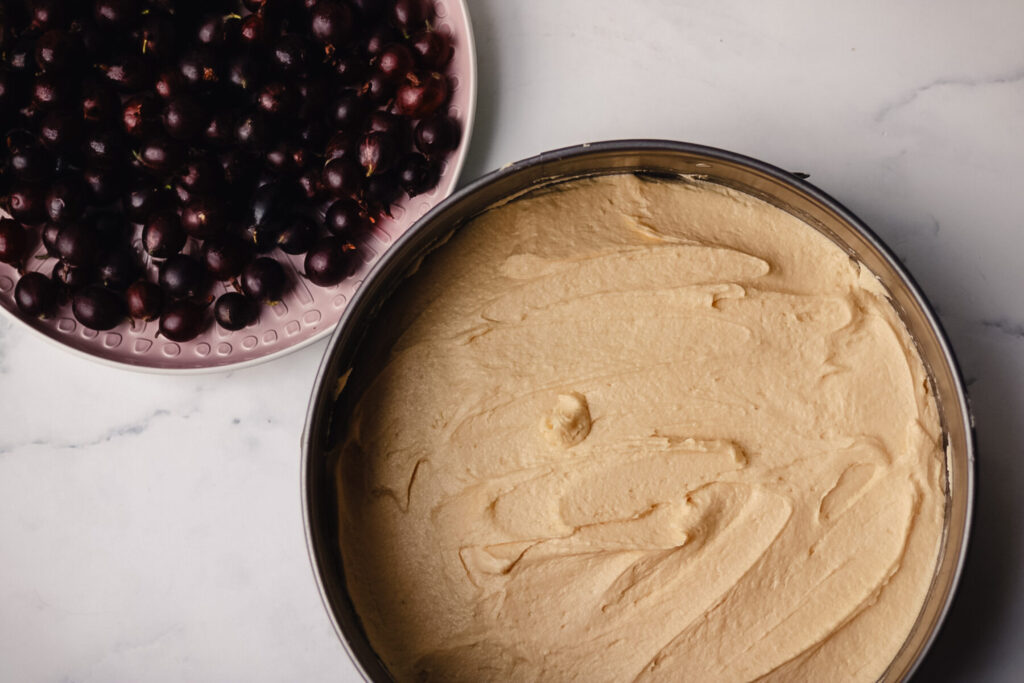 mit Stachelbeeren belegen Stachelbeerkuchen mit Baiser