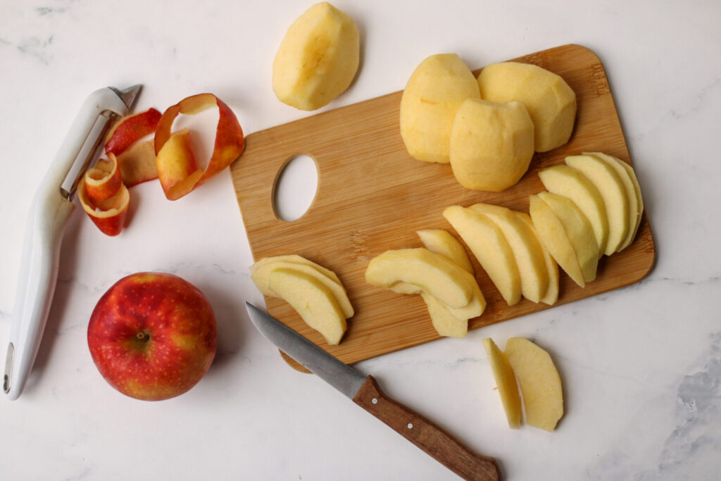 Äpfel schneiden für Apfel Schmand Kuchen