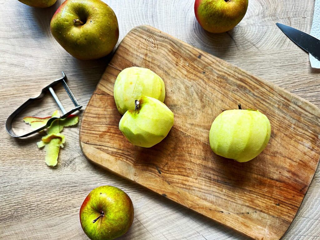 Apfel Wein Torte geschaelte Aepfel