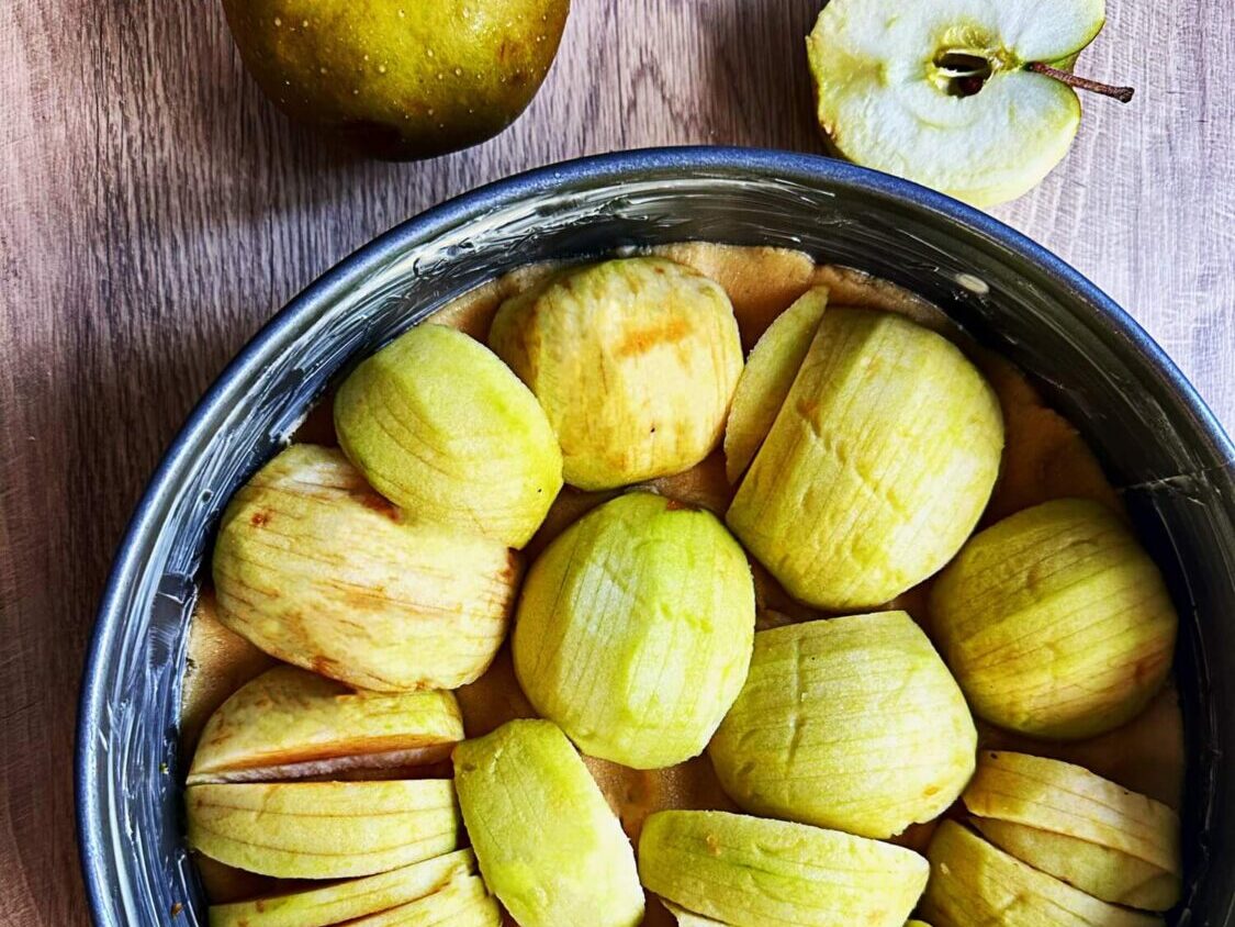 Apfel Wein Torte geschnittene Aepfel