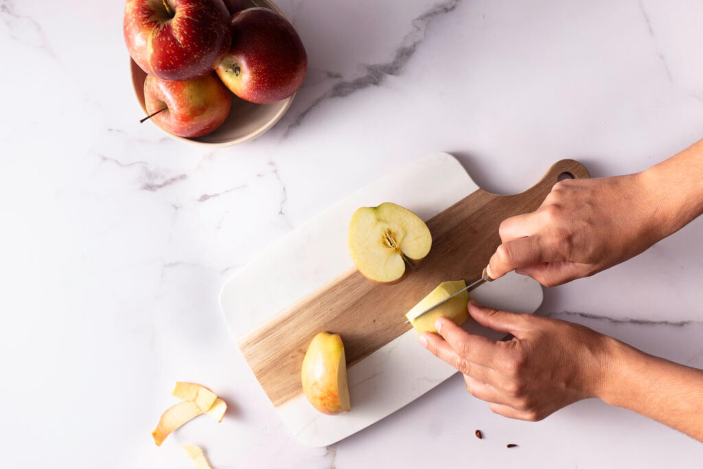 Äpfel vorbereiten - Apfelkuchen vom Blech mit Hefeteig