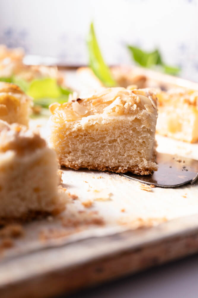 Apfelkuchen vom Blech mit Hefeteig