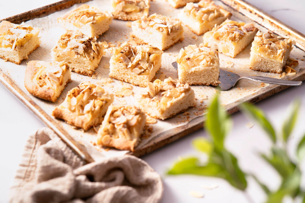 Apfelkuchen vom Blech mit Hefeteig