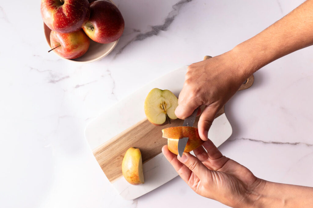 Äpfel vorbereiten - Apfelkuchen vom Blech mit Hefeteig