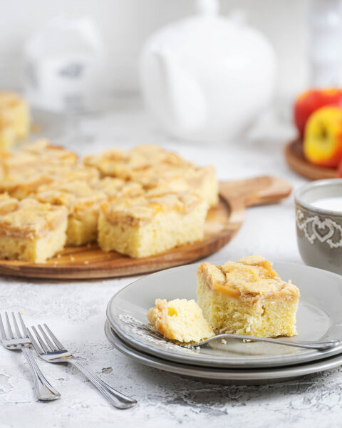 Saftiger Apfelmuskuchen mit Streusel vom Blech