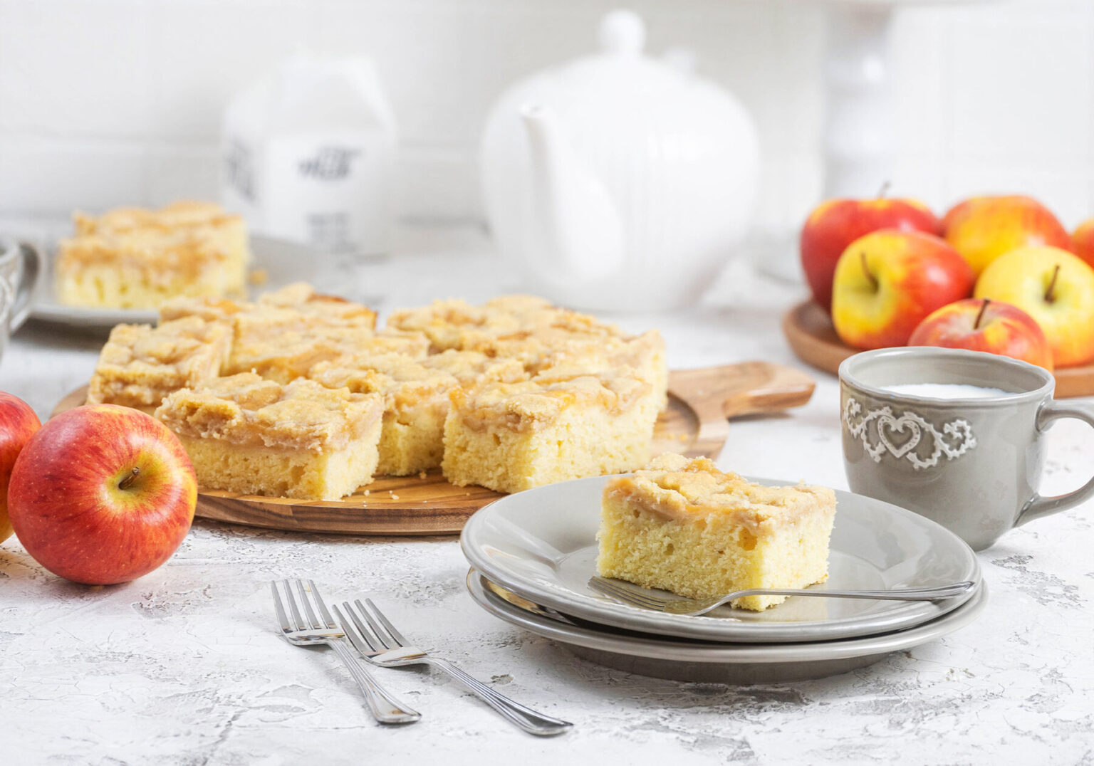 Saftiger Apfelmuskuchen mit Streusel vom Blech
