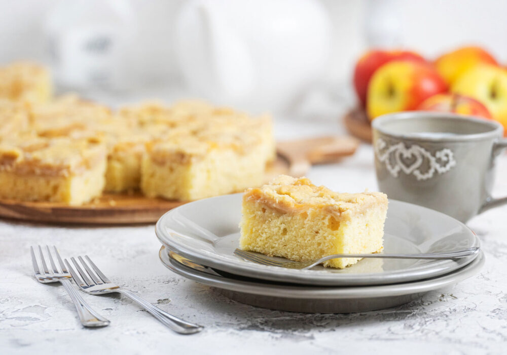 Saftiger Apfelmuskuchen mit Streusel vom Blech Saftiger Apfelmuskuchen mit Streusel vom Blech