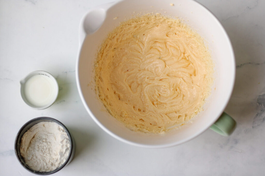 Mehl und Milch hinzu Apfelkuchen vom Blech