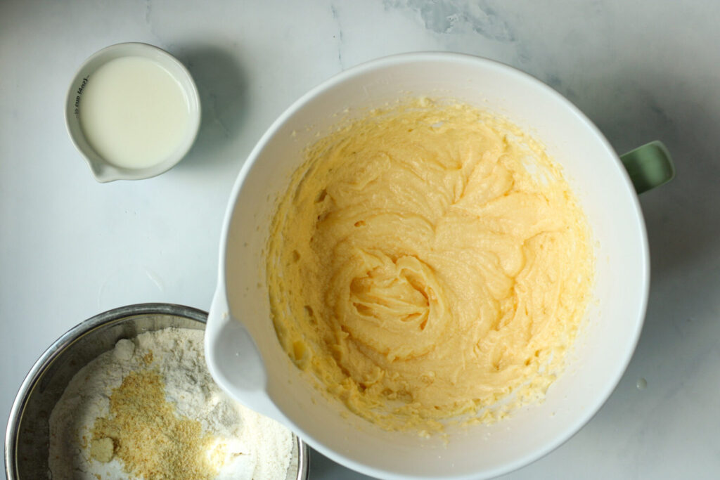 Milch und Mehl hinzu Zitronenkuchen Kastenform