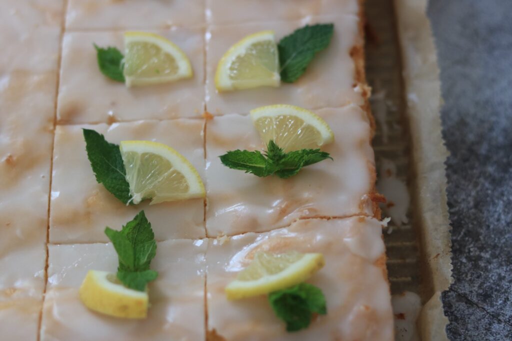 fertiger Zitronenkuchen mit Zuckerguss