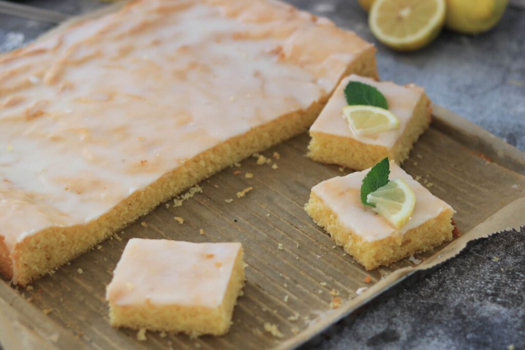 Zitronenkuchen mit Minze und Zitrone dekorieren