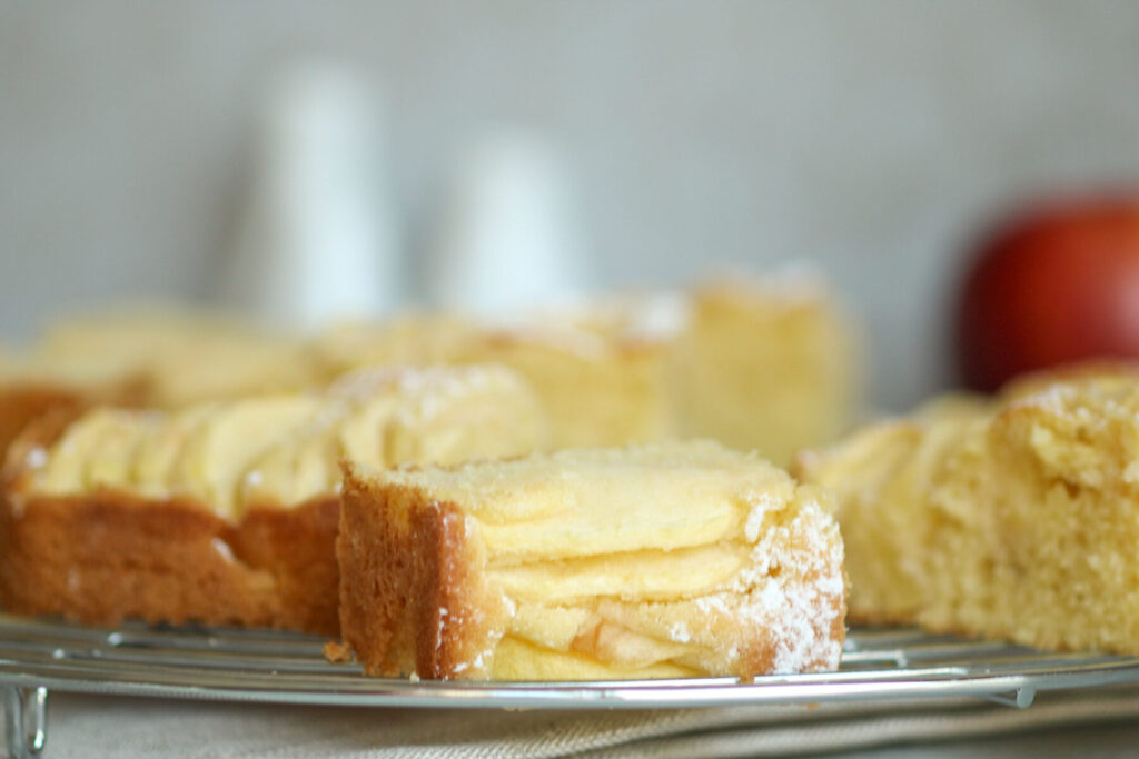 Stück versunkener Apfelkuchen vom Blech