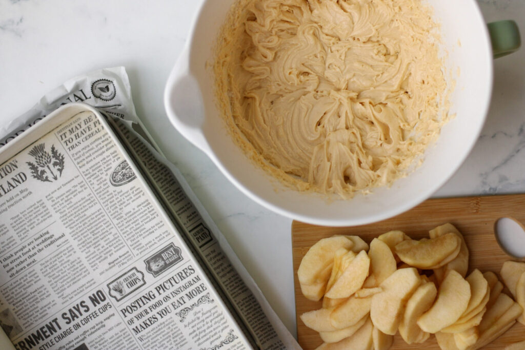 Teig auf Blech verteilen versunkener Apfelkuchen vom Blech