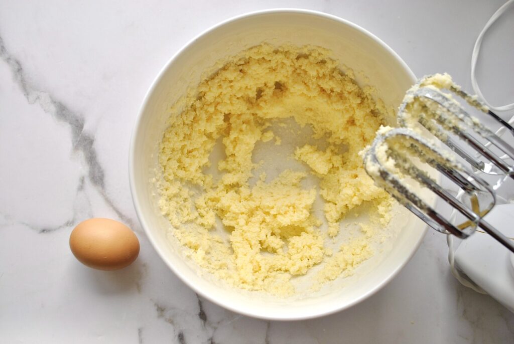 Butter mit Zucker aufschlagen für Zitronen Mohn Kuchen Kastenform