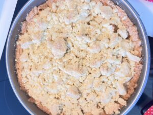Apfelkuchen mit Streusel vor dem Backen