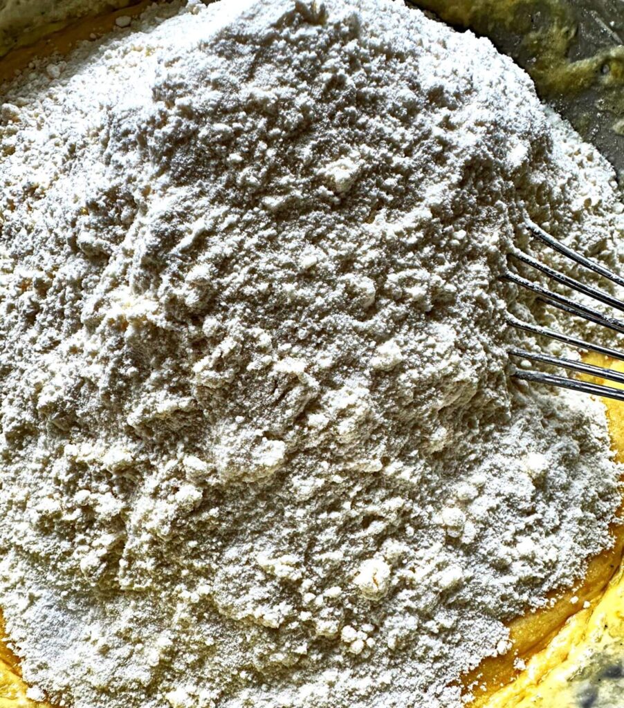 Ciambellone Limone - Mehl hinzugefuegt