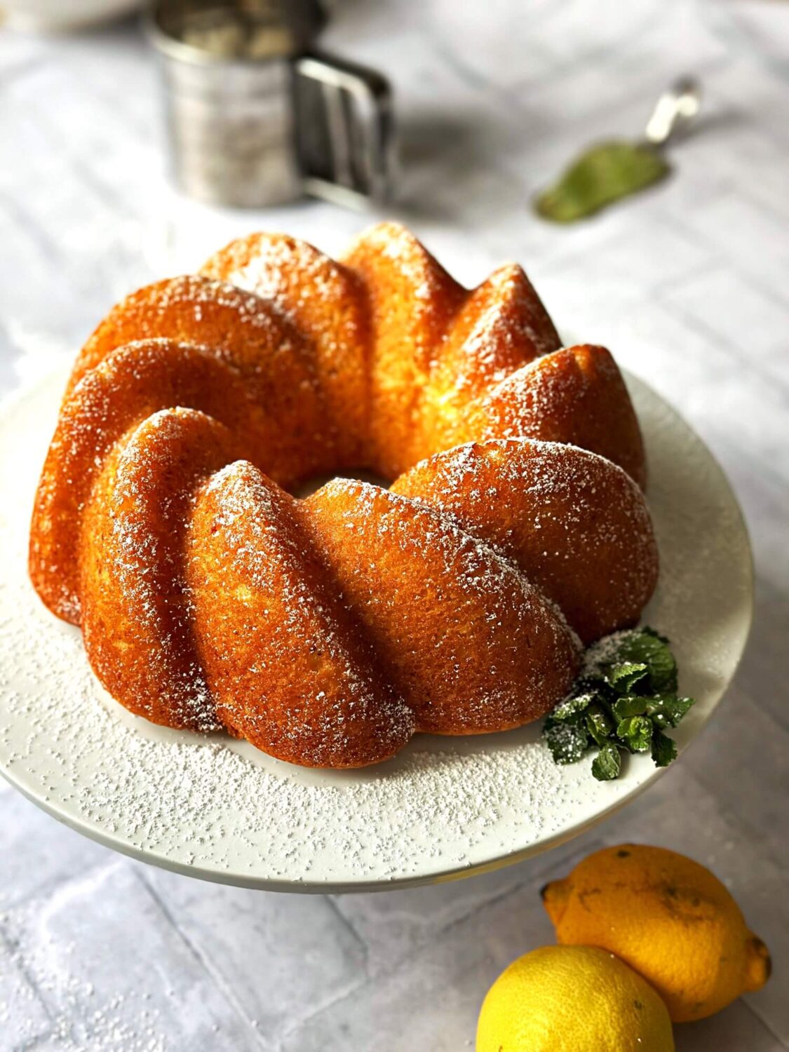 Ciambellone Limone mit Puderzucker