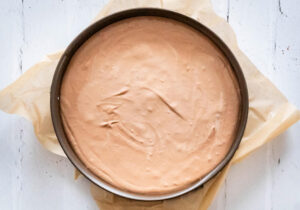 Creme auf Keksboden geben - No-Bake Schokoladen Cheesecake