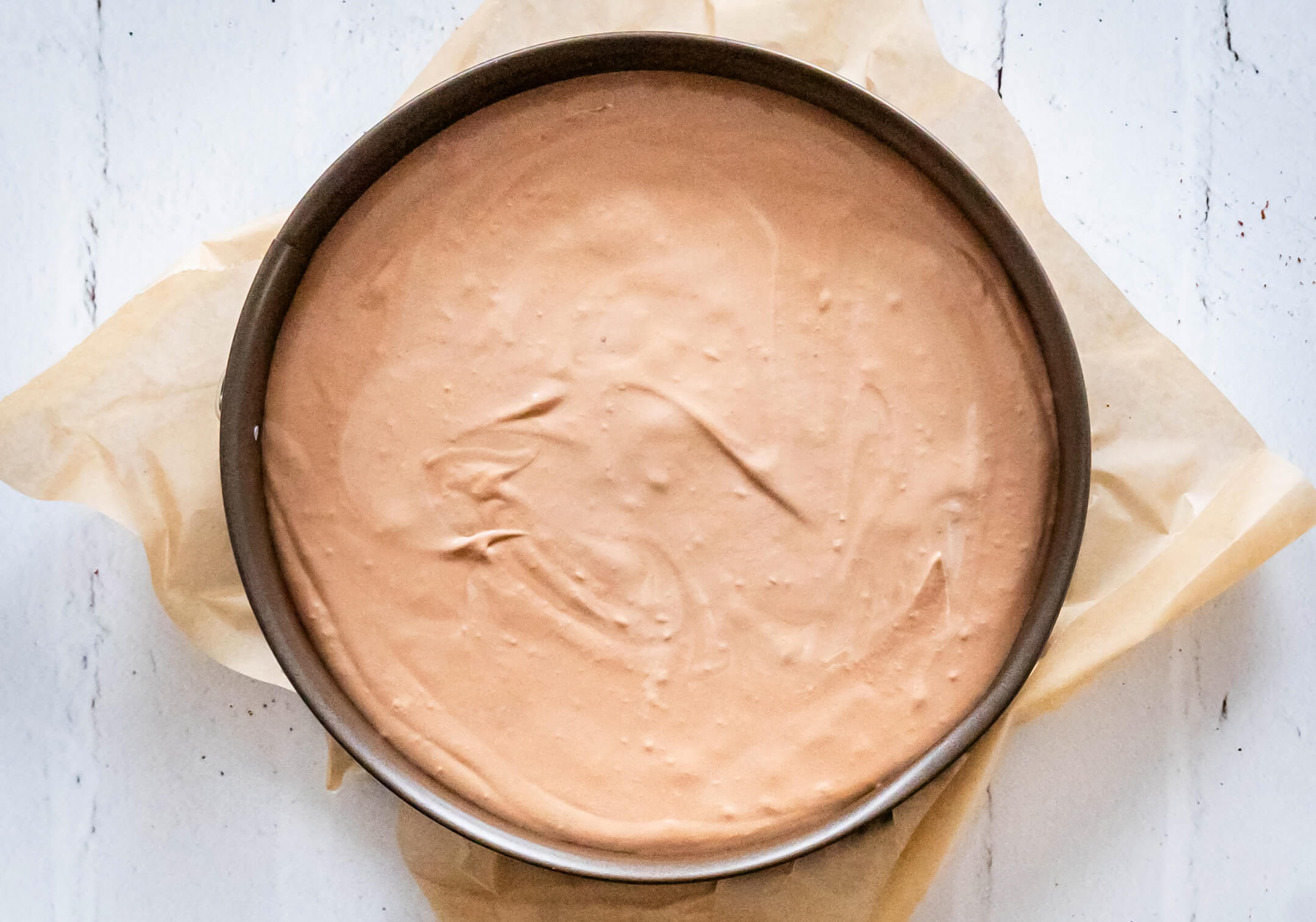 Creme auf Keksboden geben - No-Bake Schokoladen Cheesecake