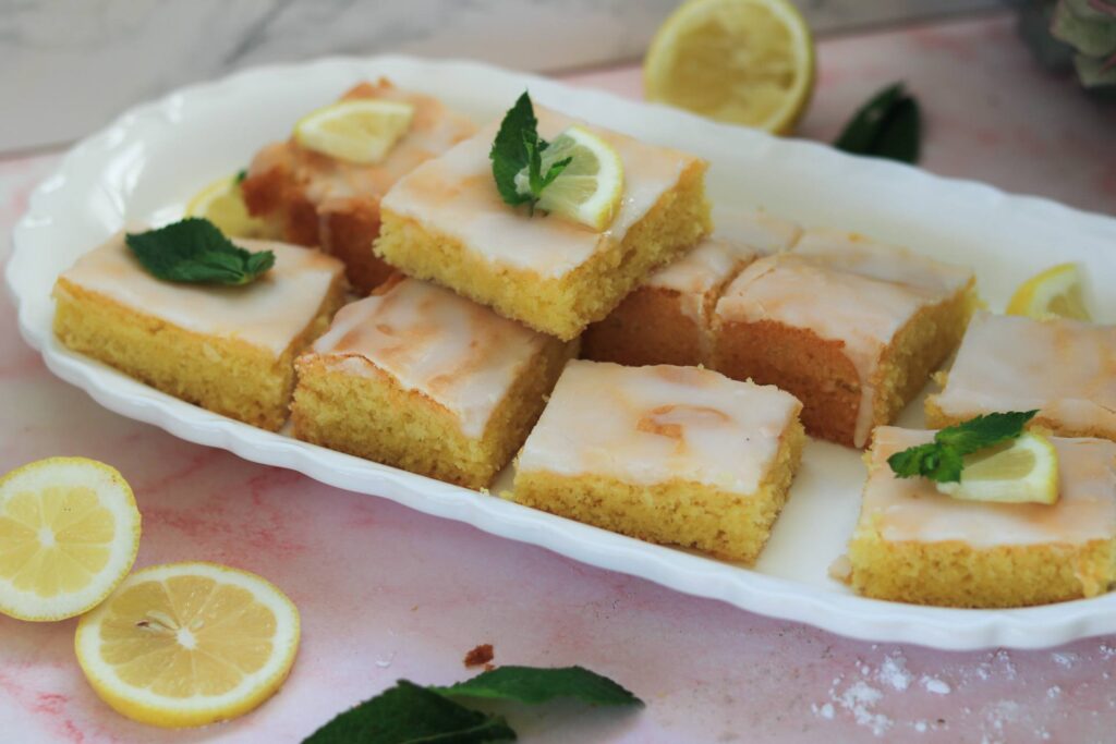 Saftiger Zitronenkuchen in Stücke geschnitten