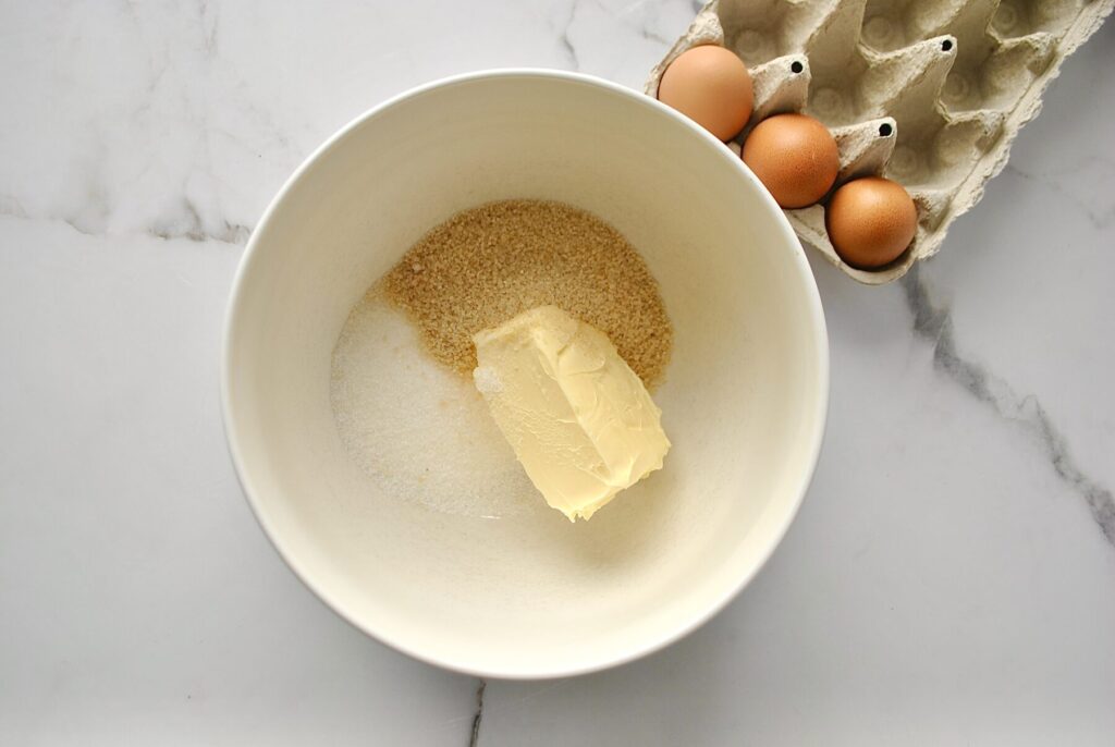 Butter und Zucker aufschlagen für Zitronen Brownies