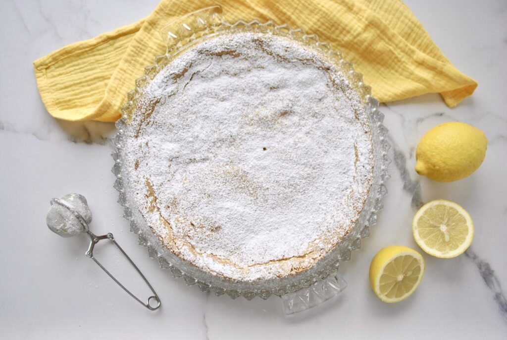 Zitronen Mandelkuchen mit Puderzucker