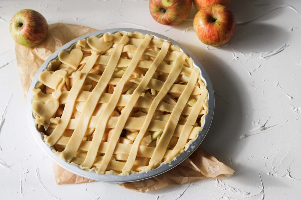 Ungebackener Apple Pie mit Teig Streifen belegt