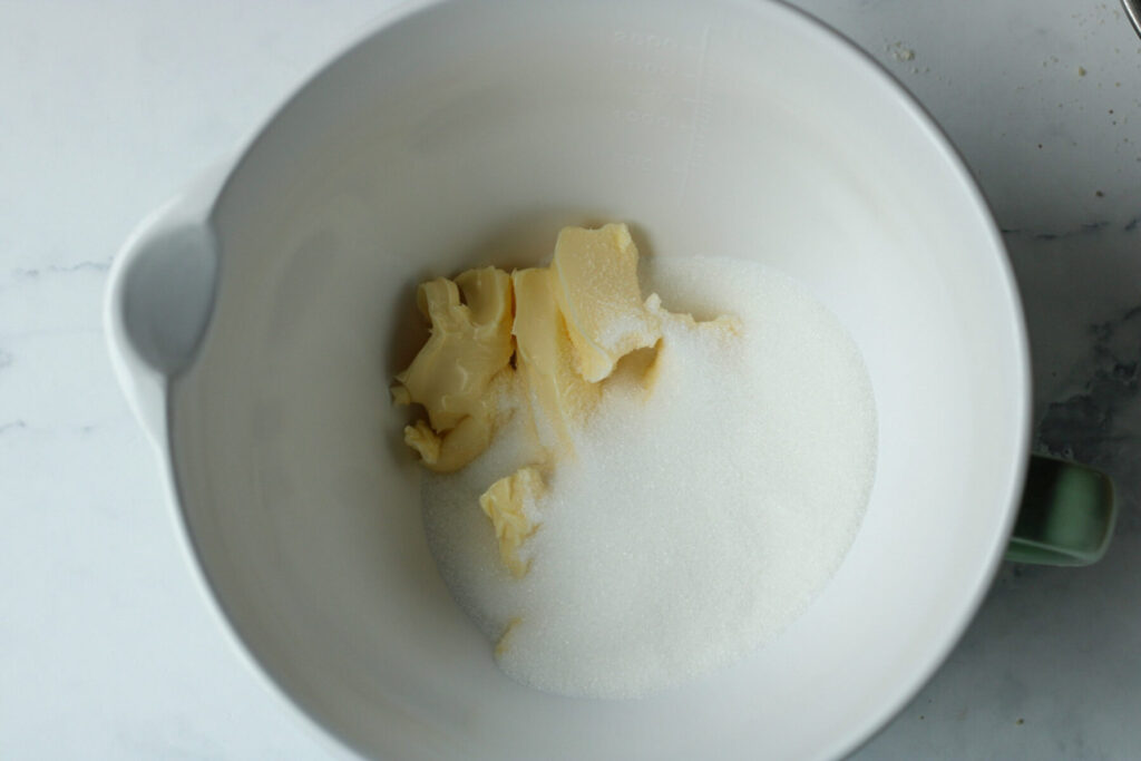 Butter und Zucker für Karottenkuchen Kastenform Rezept