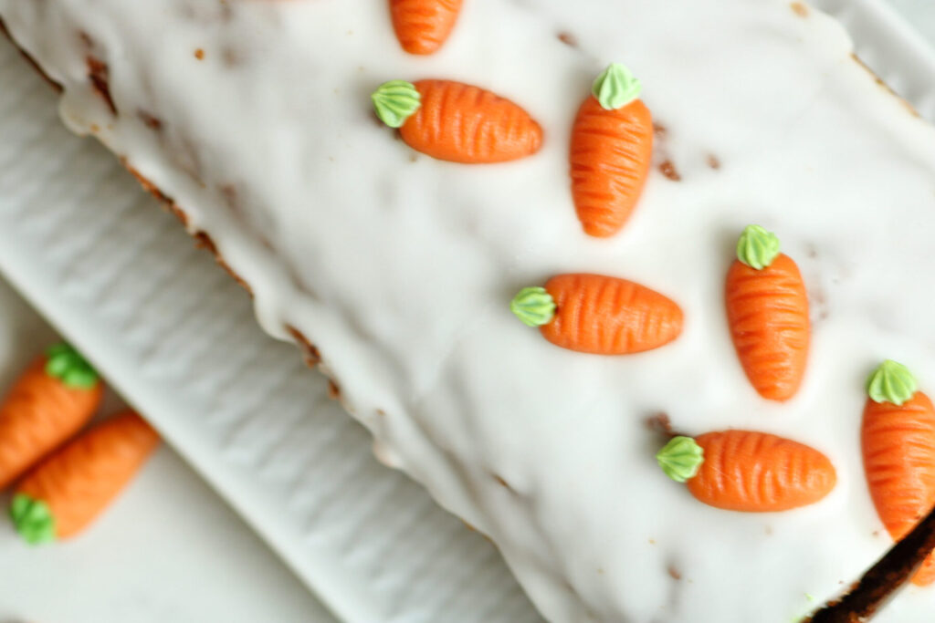 Marzipan Karotten auf Karottenkuchen