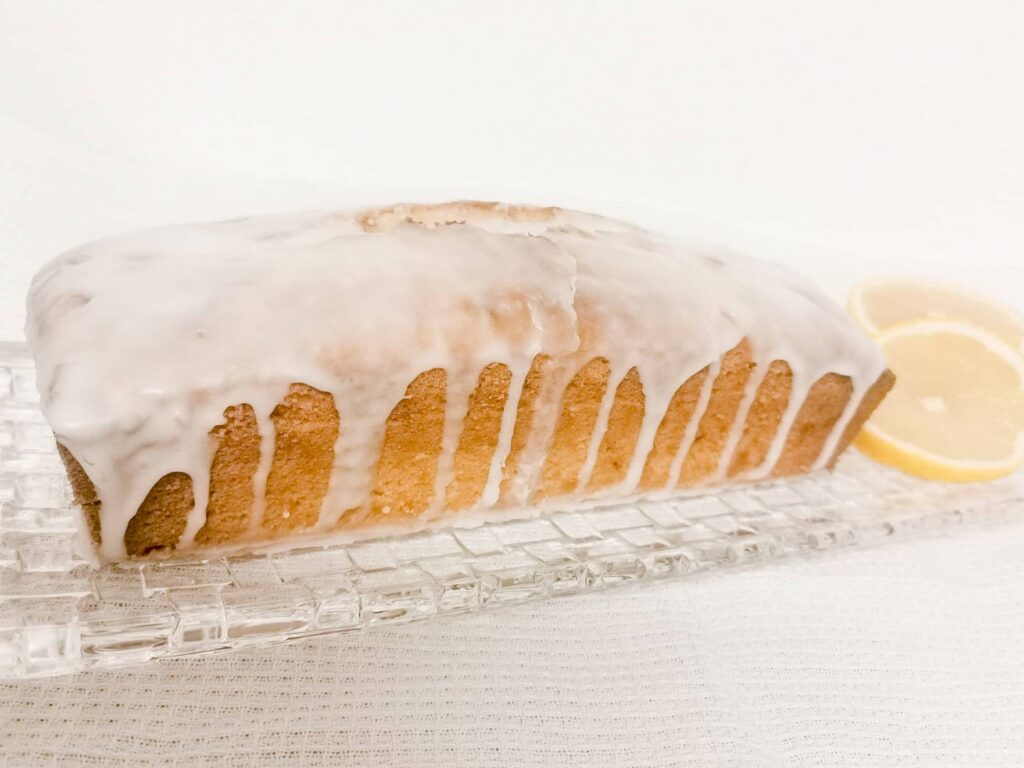 Veganer Zitronen Kastenkuchen mit Zuckerguss